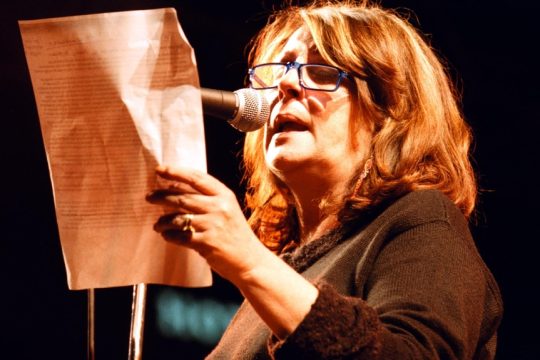 Η Αννα Παναγιωτοπούλου σε συναυλία που πραγματοποίησαν καλλιτέχνες στην πλατεία Συντάγματος, σε ένδειξη συμπαράστασης στον Κουρδικό λαό (1999)